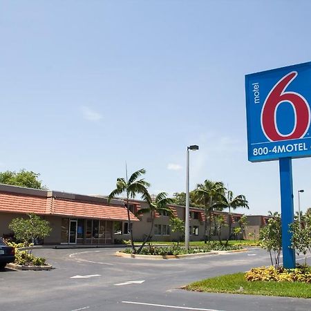 Motel 6-Miami, Fl Doral Eksteriør billede