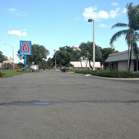 Motel 6-Miami, Fl Doral Eksteriør billede