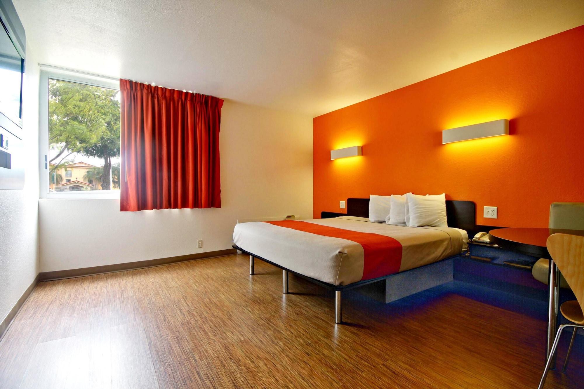 Motel 6-Miami, Fl Doral Eksteriør billede